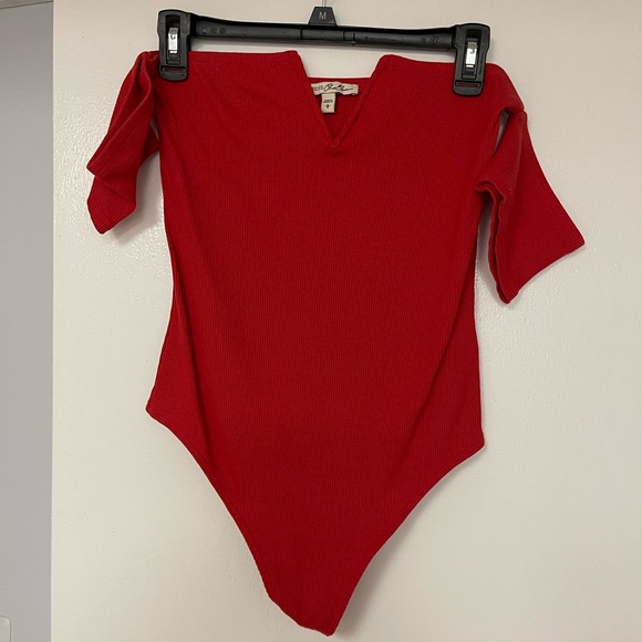 Express Tops - Express red Off the shoulder bodysuit size L